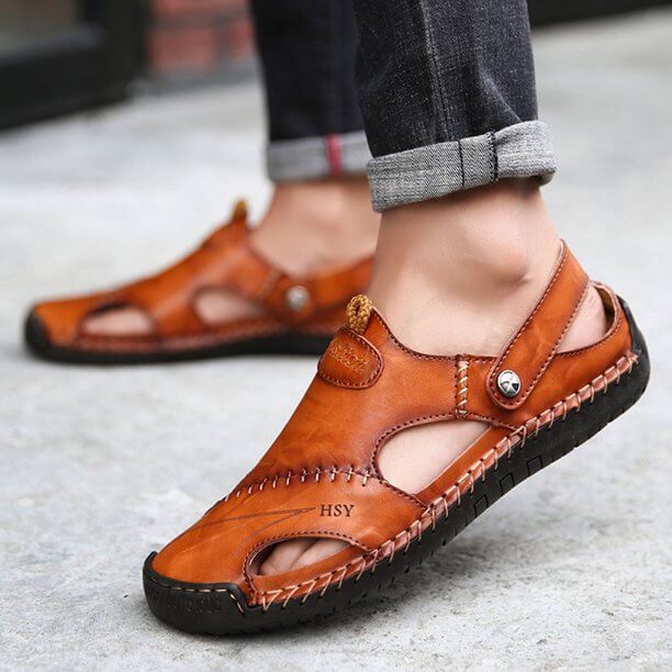 Premium ortopediske sandaler for menn i brunt lær, med ergonomisk fotseng.