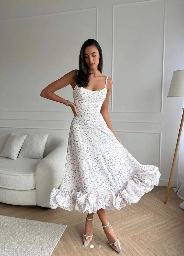 Modell bærer elegant vintage midikjole med bustier, blomsterdetaljer. Perfekt stroppeløs kjole for fest og sommer.