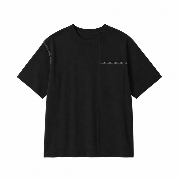 Svart herre t-skjorte med drop shoulder og avslappet passform. Moderne design med unike stitch-detaljer.