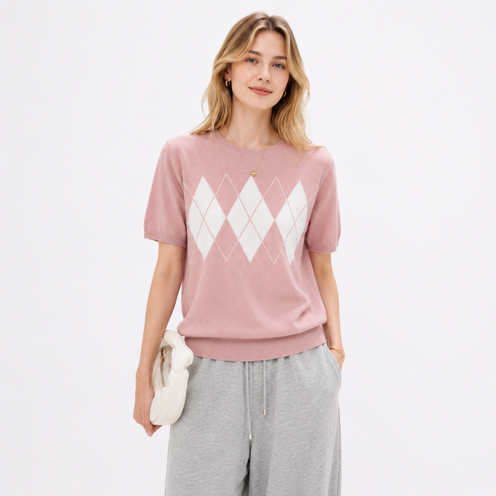 Dame strikket T-skjorte med geometrisk mønster, løs passform og rundhals. Komfortabel hverdagstopp.