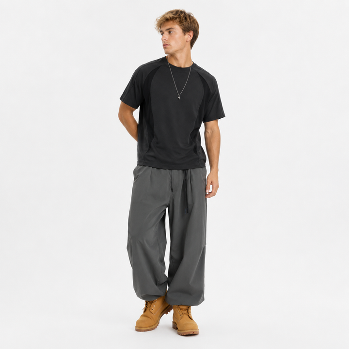 Stilren herre t-skjorte med broderte detaljer og sporty utseende. Perfekt for hverdag og fritid.