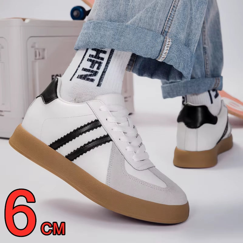Nærbilde av sorte herresneakers med 7 cm skjult hælløft, viser elegant design og kvalitetsmaterialer.