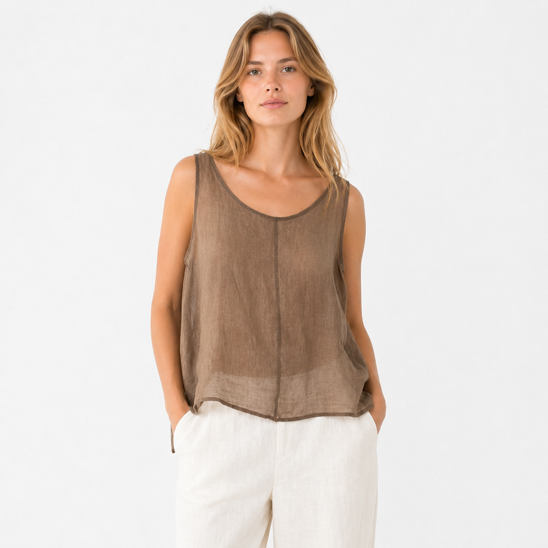 Kvinnelig singlet i bomull/lin, ensfarget design. Avslappet og pustende sommerplagg med vintage touch.