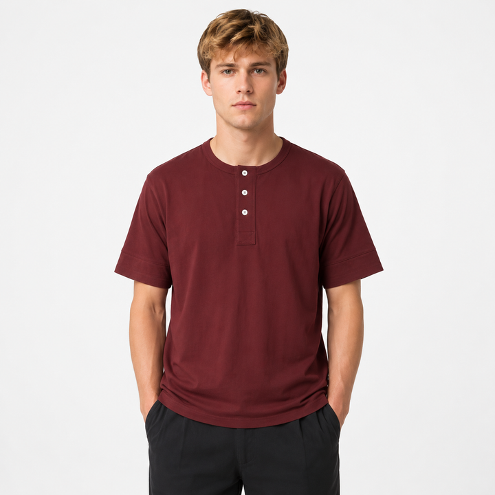Brettet herre Henley t-skjorte i vasket bomull. Retro vintage stil, komfortabel og trendy hverdagsskjorte.