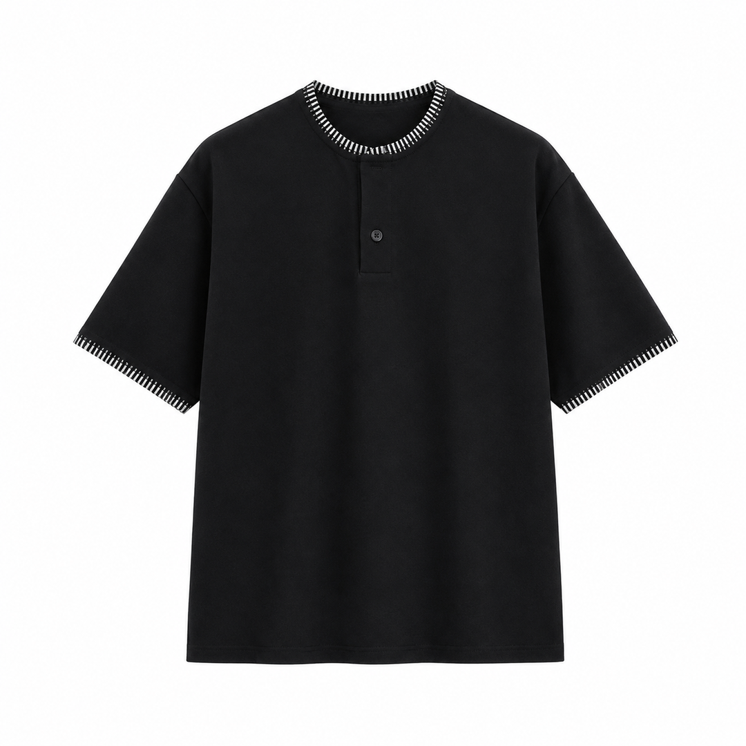 Svart Henley t-skjorte for menn. Kortermet vaffelstrikket design gir moderne og komfortabel stil.