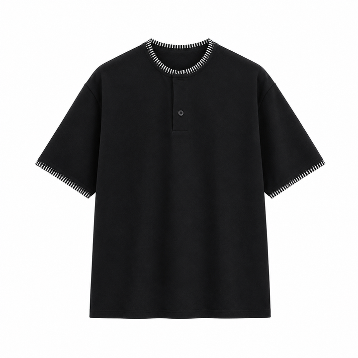 Svart Henley t-skjorte for menn. Kortermet vaffelstrikket design gir moderne og komfortabel stil.