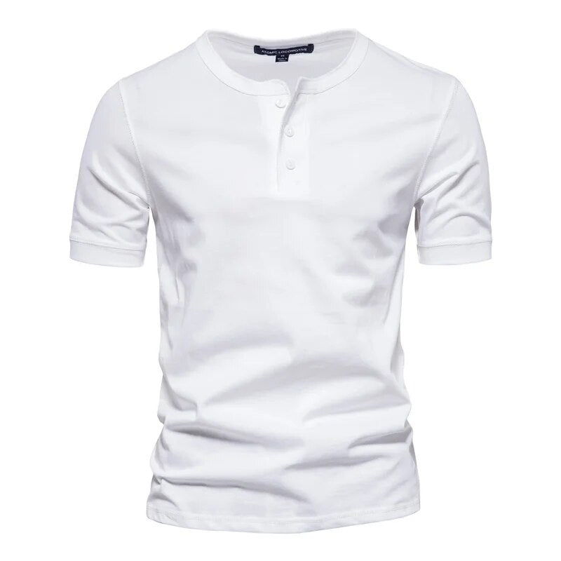 Elegant menns Henley t-skjorte i bomull med knapper, ideell for en komfortabel hverdagslook.