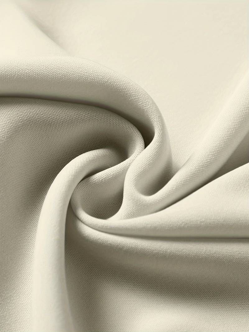 Dame i elegant langermet topp med hakket utringning. Perfekt til enhver anledning.