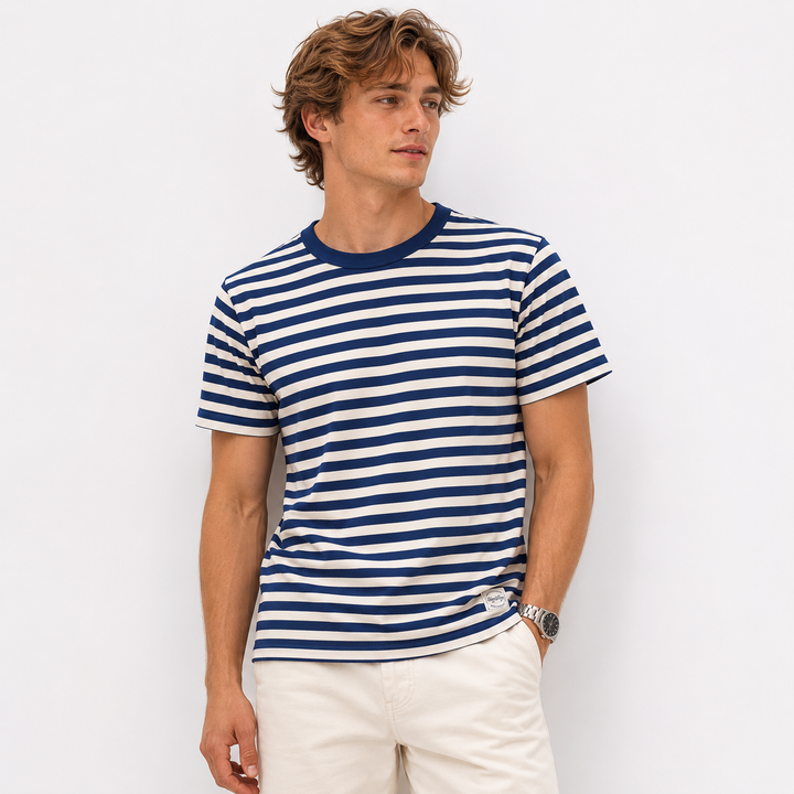 Myk herre vintage T-skjorte med retro striper. Y2K sommertopp for komfortabel og trendy casual mote.