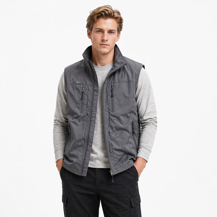 Pustende turvest for herre, med multi-lommer og lett design. Perfekt for aktive friluftsfolk.