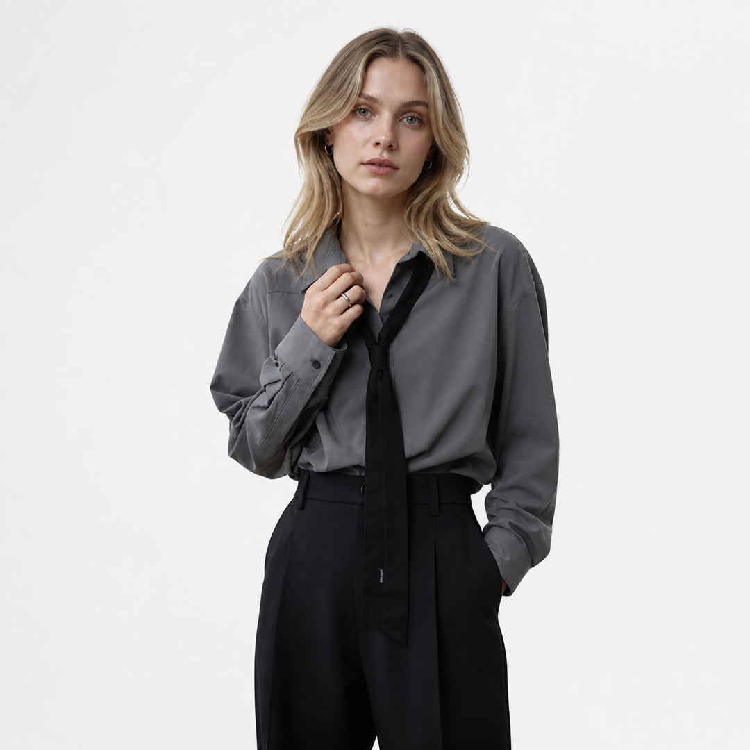 Elegant oversized damebluse med knytekrage i aprikos, perfekt for hverdag og kontor. Komfortabel stil.