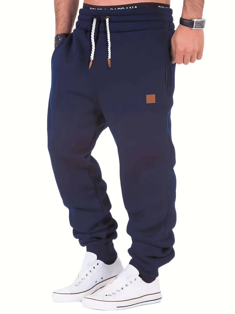 Herre joggebukse i marineblå, løs og komfortabel, perfekt for en moderne og sporty look.