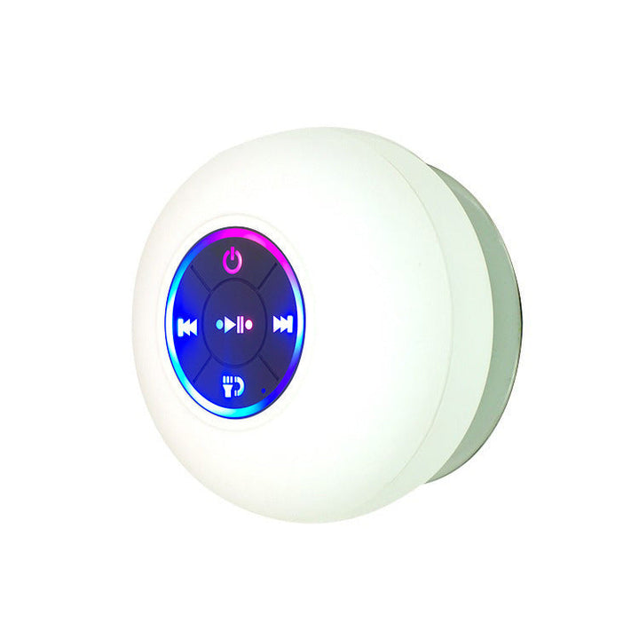Kompakt Bluetooth dusjhøyttaler med integrerte LED-lys, klar for ditt neste eventyr.