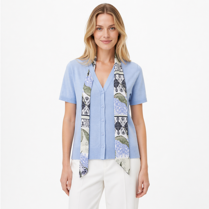 Blå strikket dame V-hals topp med elegant skjerfdetalj, perfekt for sommer og hverdag.
