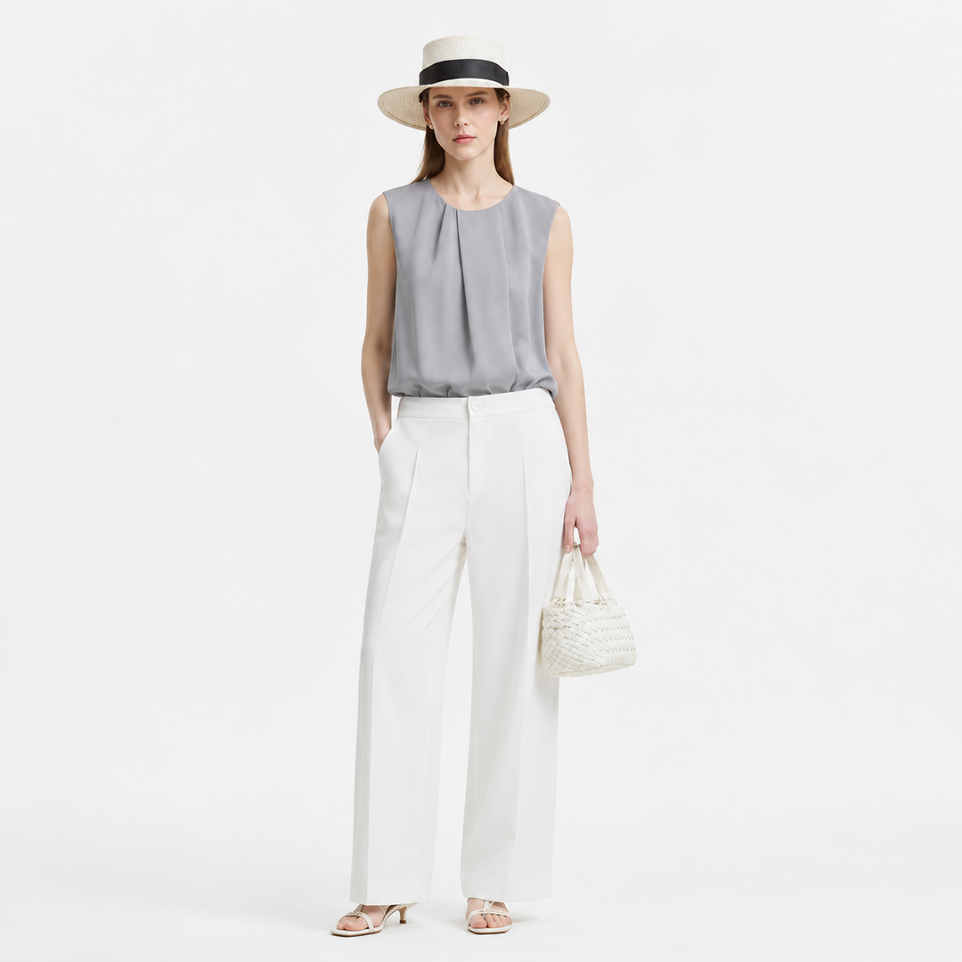 En chic asymmetrisk plissert ermeløs damebluse. Stilig sommertopp for kvinner, passer fest og hverdag.