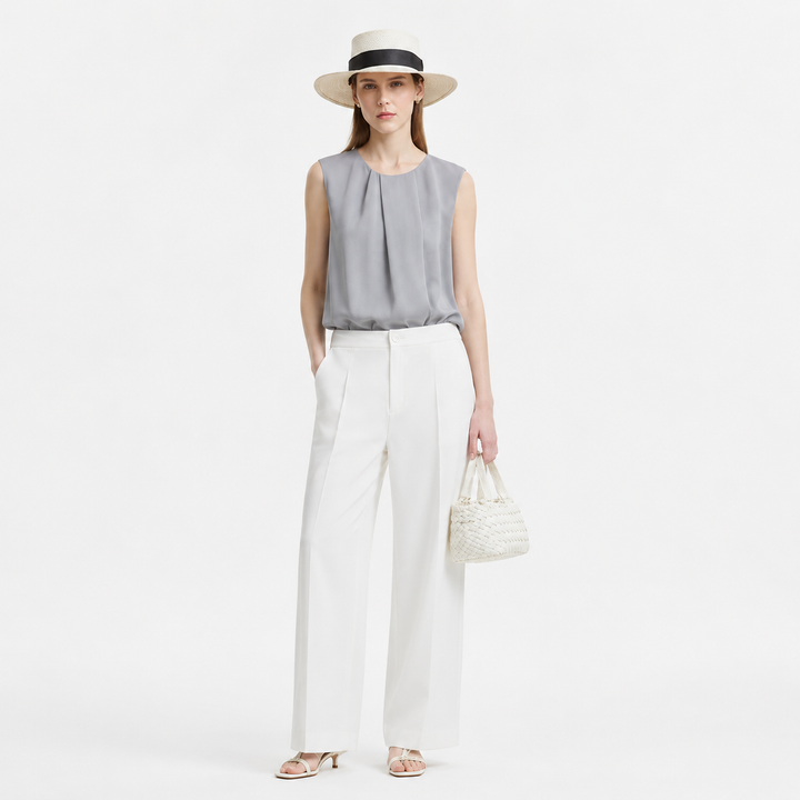 En chic asymmetrisk plissert ermeløs damebluse. Stilig sommertopp for kvinner, passer fest og hverdag.
