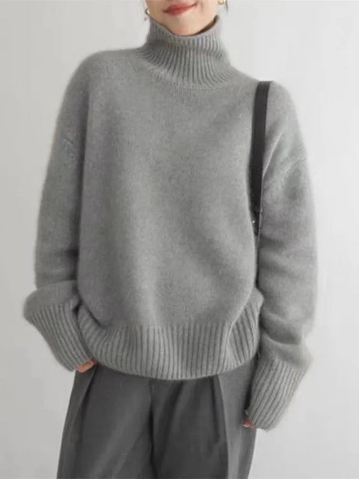 Klassisk og varm damegenser i cashmere med høy hals. Perfekt for vintermote og luksuriøs komfort.