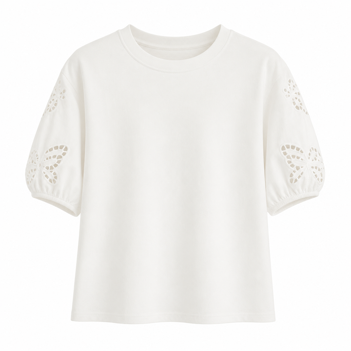Luftig dame t-skjorte med delikat sommerfuglbroderi; en kortermet og elegant skjorte for varme dager.
