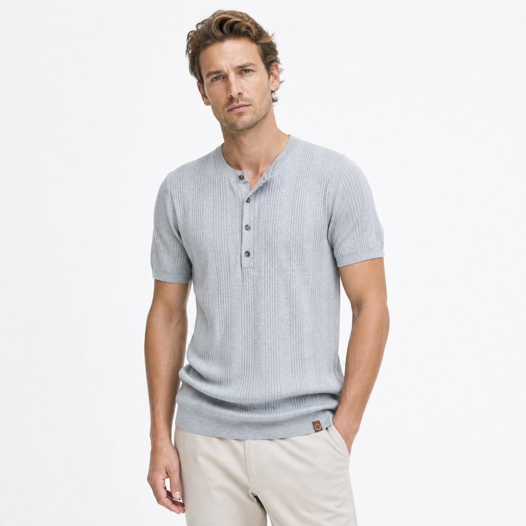 Herre Henley t-skjorte i myk, pustende stoff med knappestolpe og korte ermer, ideell for sommer.