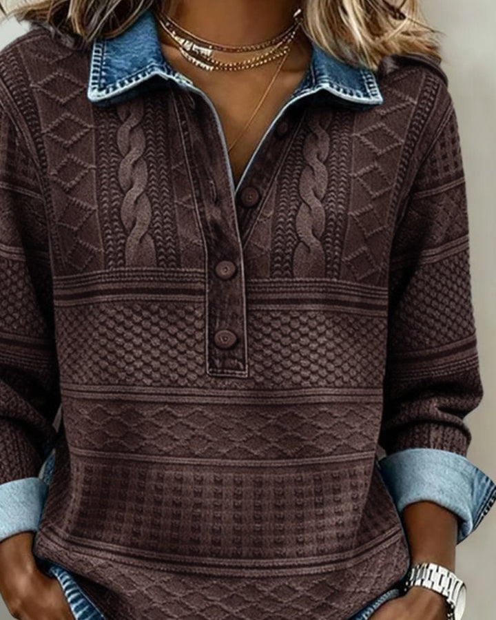 Nær bilde av kabelstrikket tekstur på kvinners sweatshirt, med myk denimkrage. Mote og komfort.