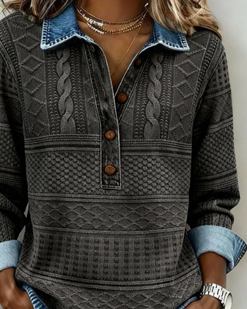Detaljbilde av denimkrage på kvinners kabelstrikket sweatshirt. Unik og trendy design for mote.