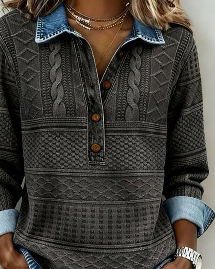 Detaljbilde av denimkrage på kvinners kabelstrikket sweatshirt. Unik og trendy design for mote.