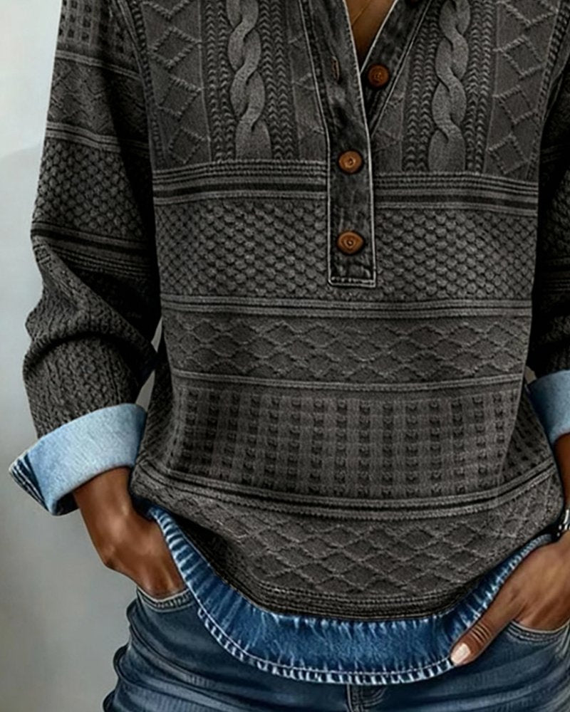 Moderne kvinners kabelstrikket genser med stilfull denimkrage. Komfortabel og langermet topp for hverdag.