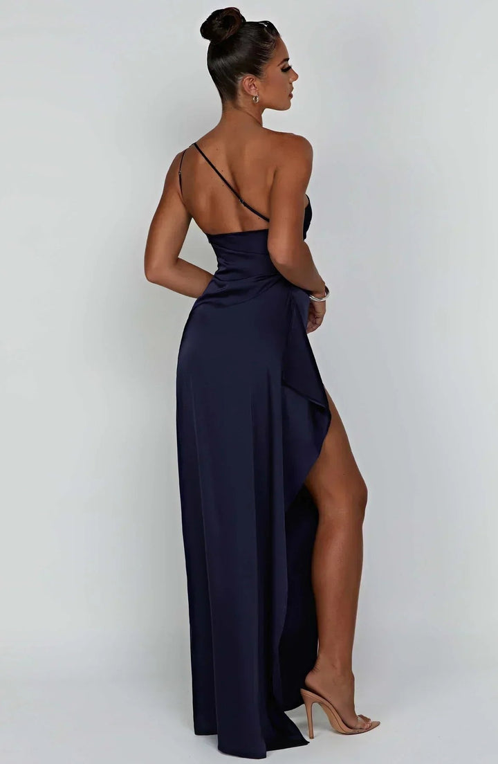 Elegant asymmetrisk én-skulder satengkjole for kvinner. Lang festkjole med sensuell høy splitt.