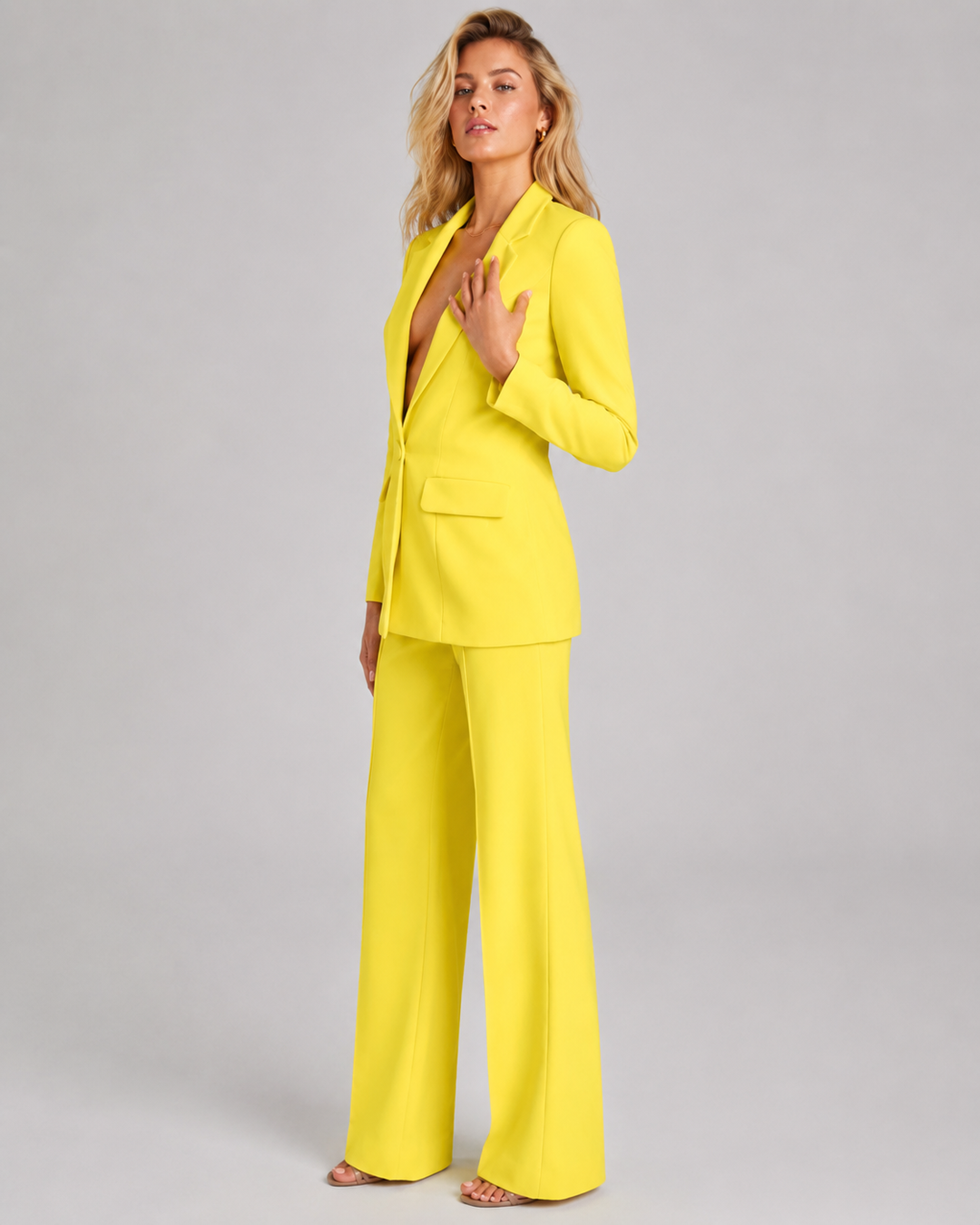 Allsidig dameklær: blazer og buksesett som kan styles opp eller ned, elegant og moderne.