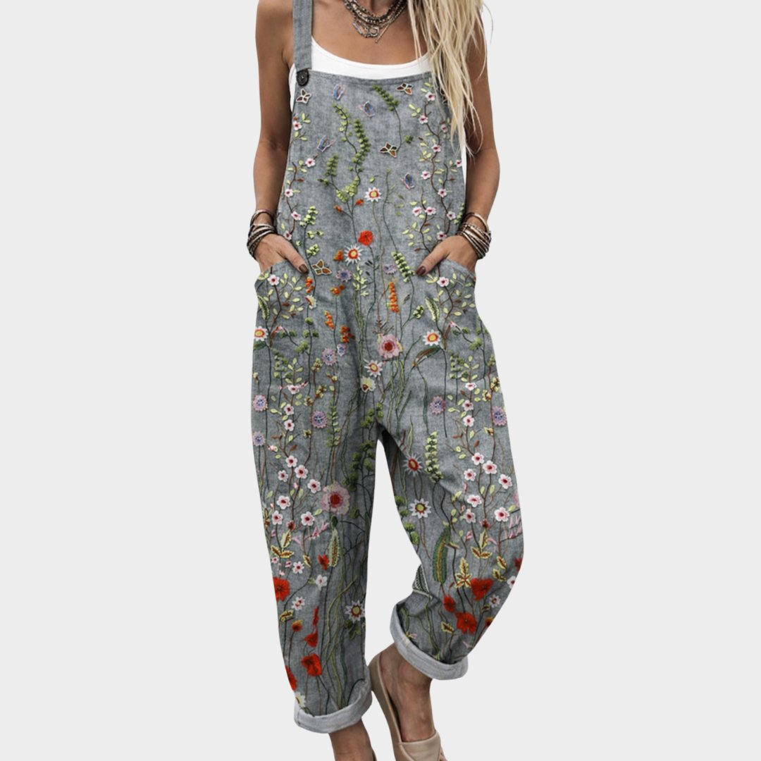 Kvinne floral brodert boho jumpsuit i lin, perfekt for sommerferie med løs og behagelig passform.