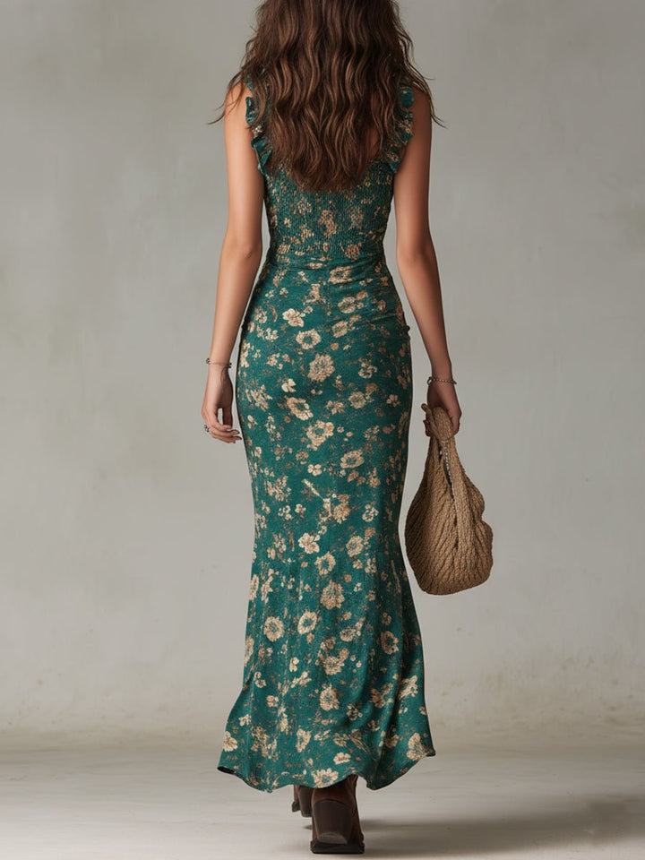 Sommerlig damekjole, bohemsk stil, med blomstertrykk, smock og sideslitt; ideell strandkjole.