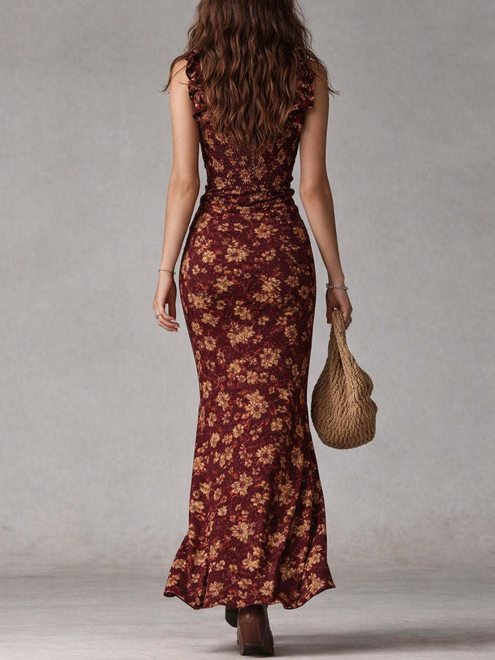 Allsidig bohemsk sommerkjole, blomsterprint, smock og sideslitt, egnet for strand eller fest.