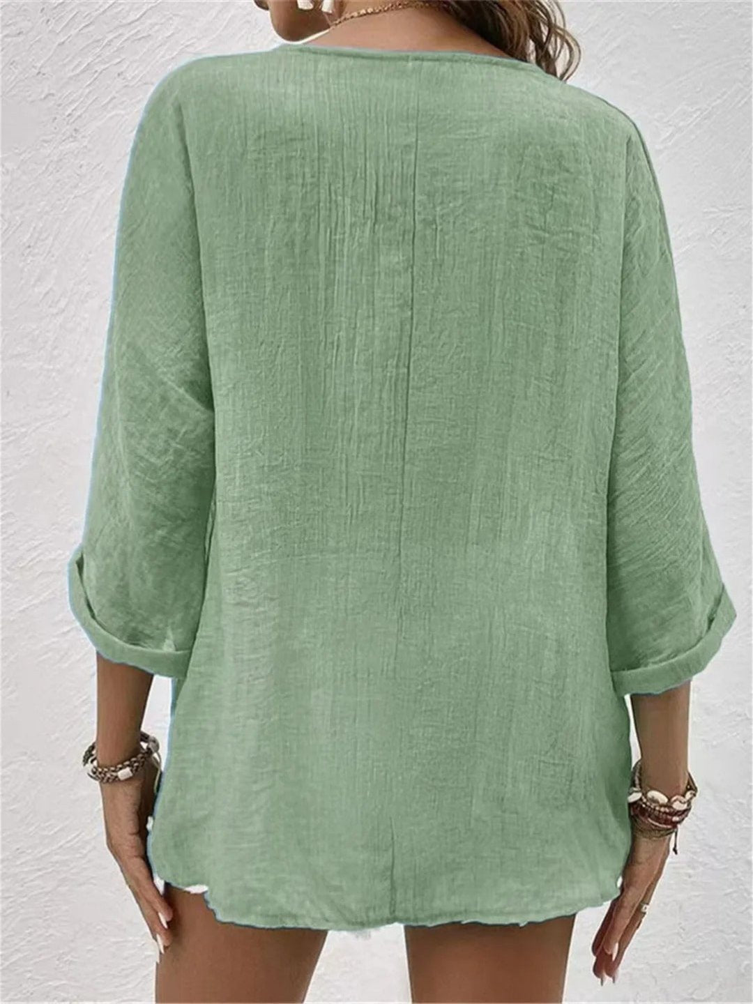 V-hals damebluse med trekvart ermer, perfekt for sommerstil. Casual og komfortabel passform.