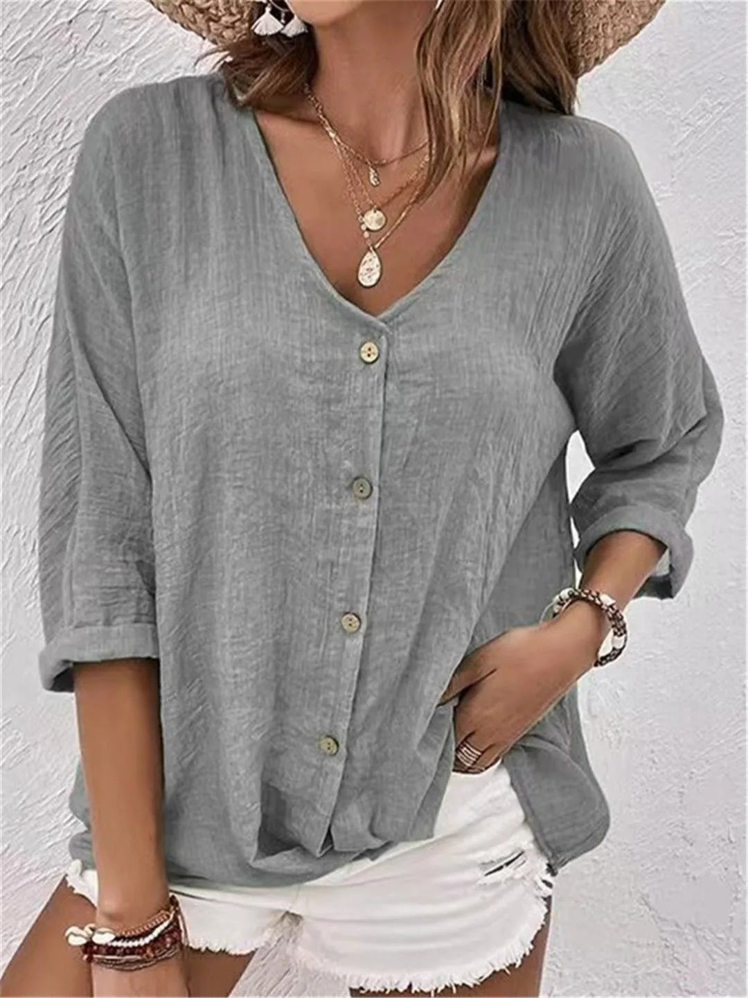 Elegant V-hals bluse i bomull for dame, med trekvart ermer. Komfortabel for hverdag og fest.