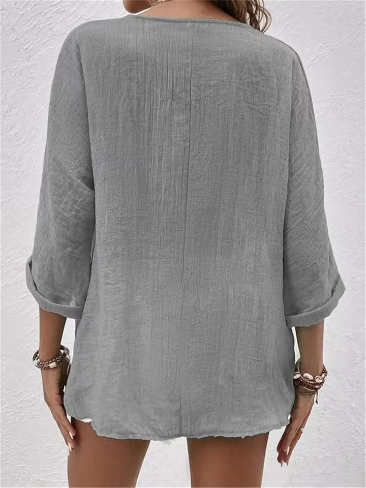 Damebluse med V-hals og trekvart ermer. Løs passform for en avslappet, men stilfull sommerlook.