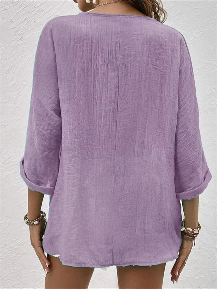 Moderne damebluse med V-hals og trekvart ermer. Stilfull og luftig løs passform, ideell for sommer.