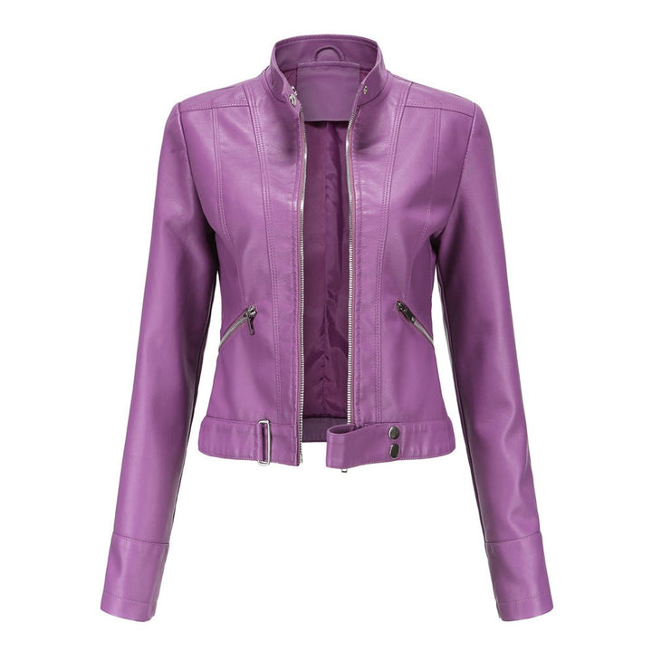 Moderne dame cropped bikerjakke i faux skinn, med distinkte glidelåsdetaljer for en edgy og elegant stil.