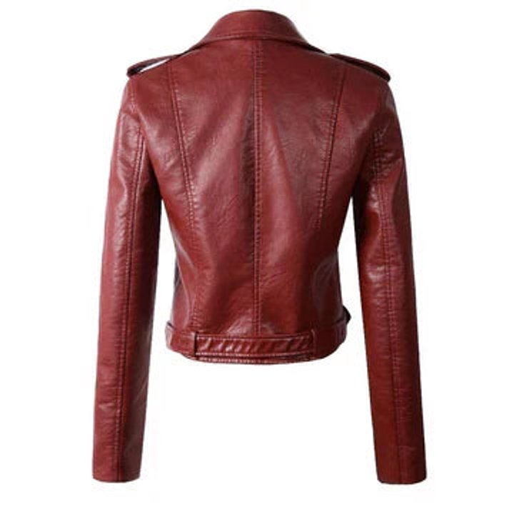 Kvinne cropped skinnjakke i imitert skinn, med biker-detaljer og justerbart belte.