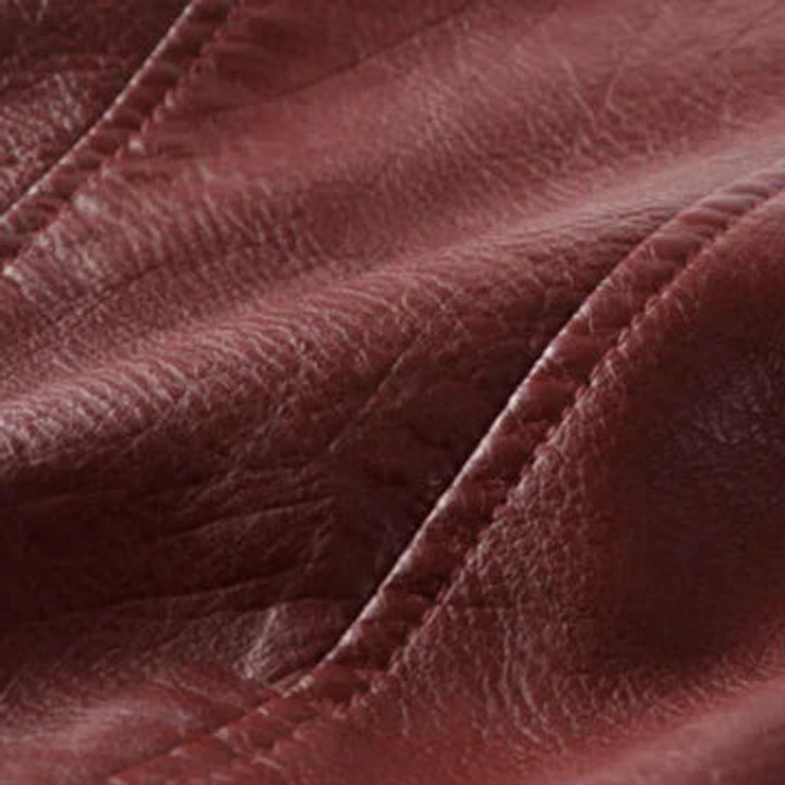 Motebevisst kvinne cropped biker jakke i kunstskinn, med glidelås og belte.