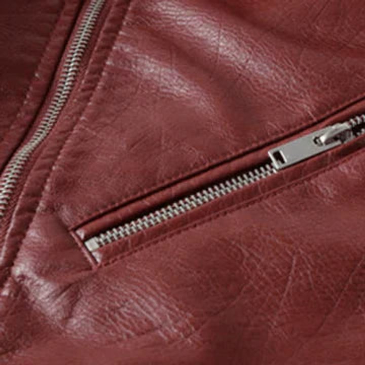 Elegant cropped biker kunstskinnjakke for kvinner med justerbart belte, perfekt for stilige antrekk.