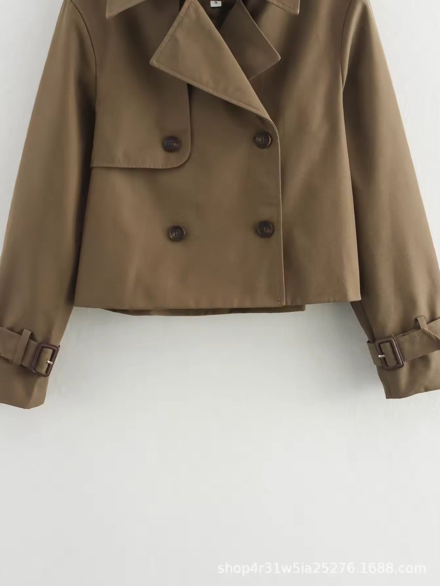 Elegant kort trenchcoat for dame med dobbeltspent lukking og justerbart belte, perfekt for vår og høst.