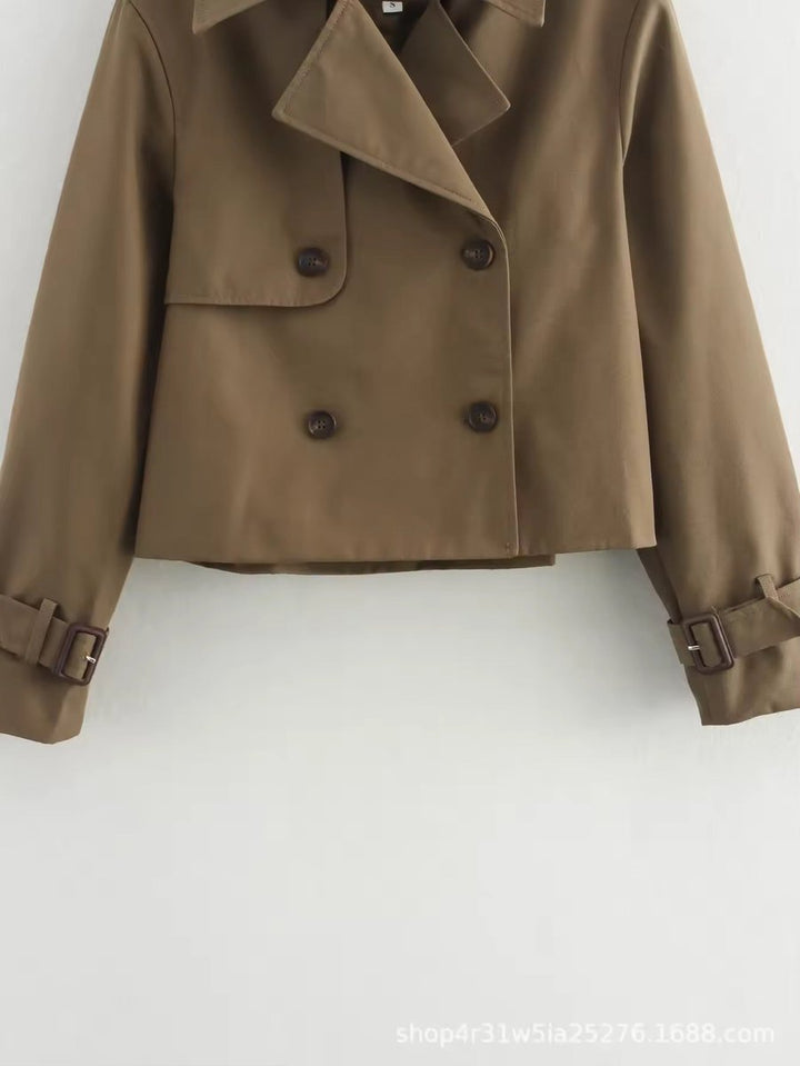 Elegant kort trenchcoat for dame med dobbeltspent lukking og justerbart belte, perfekt for vår og høst.