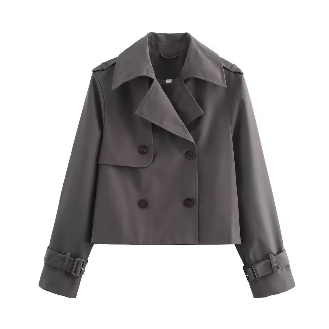 Trendy kort trenchcoat for kvinner. Dobbeltspent design med justerbart belte, perfekt for en moderne stil.