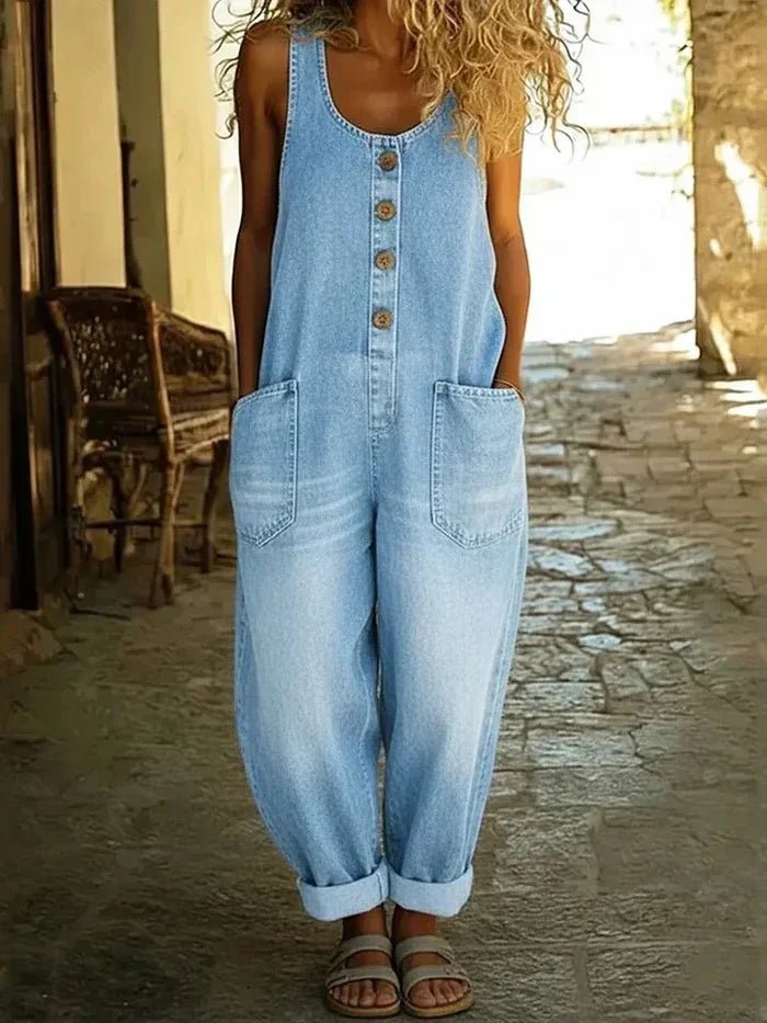 Blå dame denim overall med løs passform, ermeløs design for komfortabel og stilig hverdagsbruk. Vintage-inspirert.