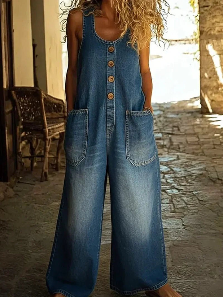 Komfortabel dameoverall i blå denim med løs passform, perfekt for fritid og hverdagsstil. Ermeløs jumpsuit.