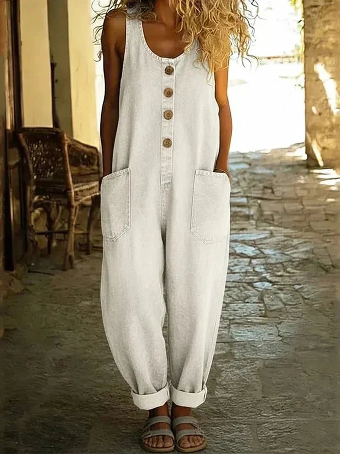 Dame overall i klassisk blå denim, med komfortabel og løs passform uten ermer. Perfekt som jumpsuit for hverdagen.