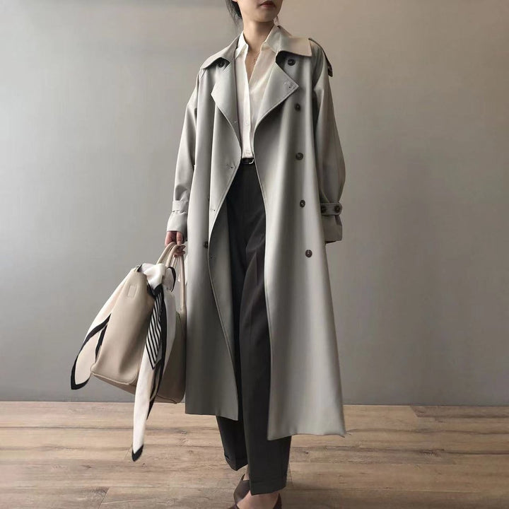 Grå dobbelspent vanntett dame trenchcoat. Klassisk stilfull høstjakke og vinterjakke for kvinner.
