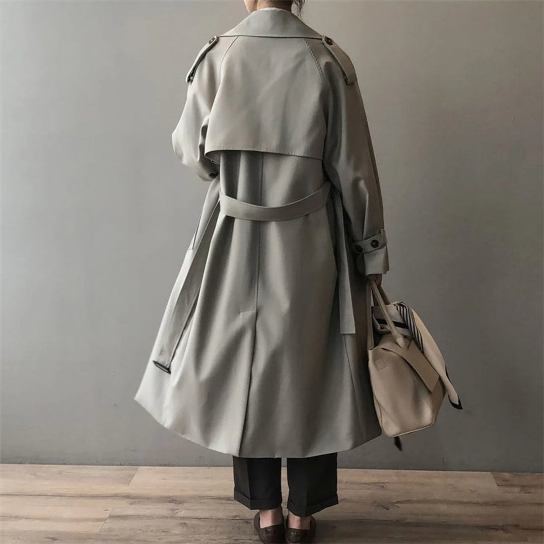 Elegant khaki dame trenchcoat. Vanntett yttertøy med klassisk dobbelspent design for motebevisste.