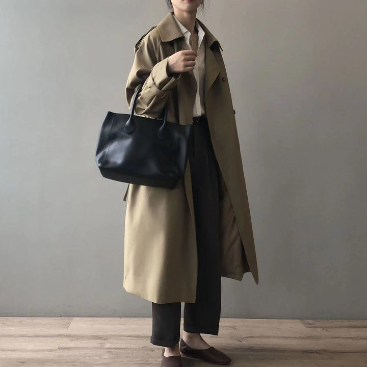 Klassisk vanntett dobbelspent dame trenchcoat. Perfekt for høst og vinter, elegant yttertøy.