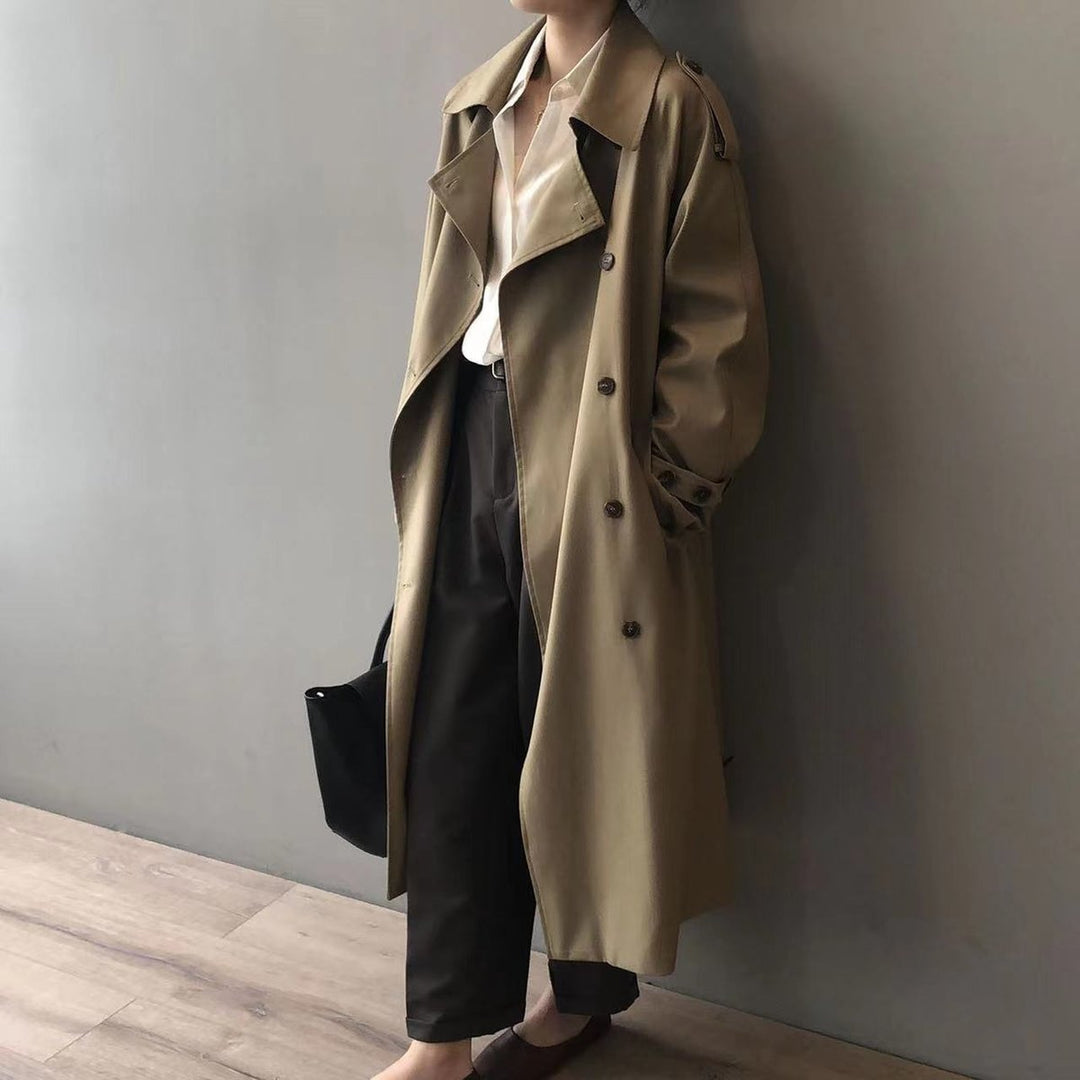 Stilfull dobbelspent dame trenchcoat. Vanntett og funksjonell høstjakke/vinterjakke i klassisk design.